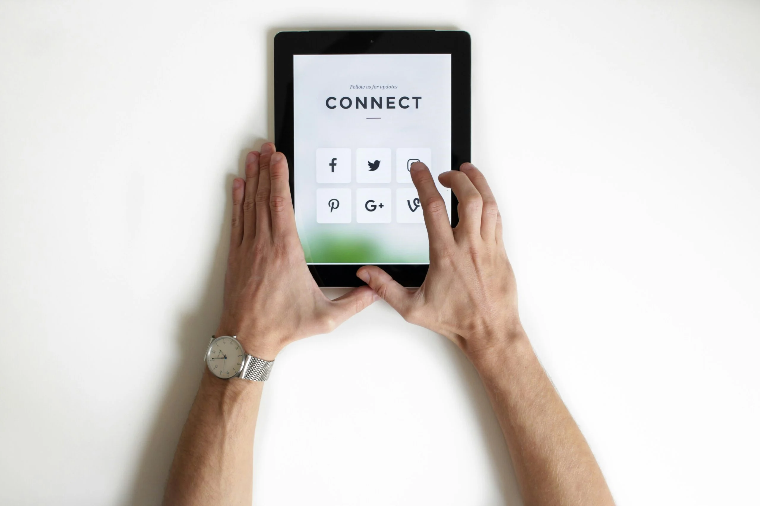 Digital Nomad Must-Haves: Essential Tech Gadgets & Accessories